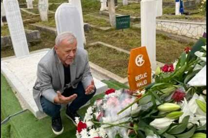 Emir Hadžihafizbegovć na mezaru Halida Bešlića