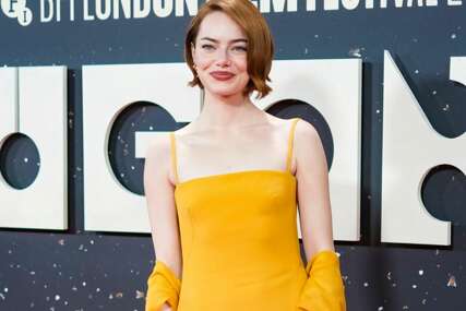 Emma Stone prošetala crvenim tepihom u Londonu. Fanovi: Šta joj se događa s licem?