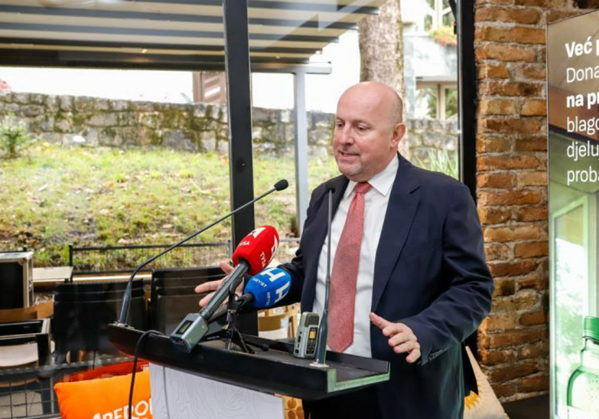 FOTO: PRESS VLADE KS