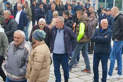 (FOTO, VIDEO) Počelo okupljanje građana na groblju Bare pred dženazu Halida Bešlića