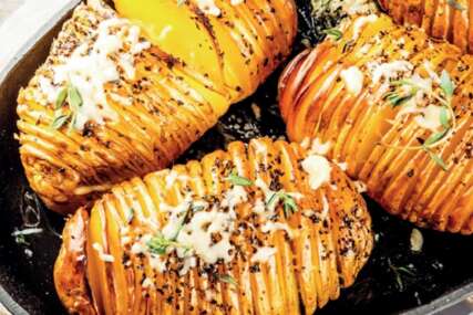 Harmonika krompir sa pesto sosom i mozzarellom