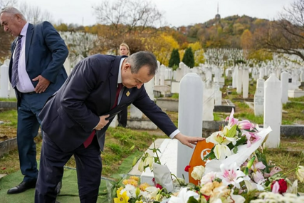 Ivica Dačić posjetio mezar Halida Bešlića: "Nedostaje njegova toplina i dobrota"
