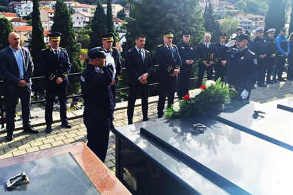 Položeno cvijeće i zapaljene svijeće na grobu Joze Leutara