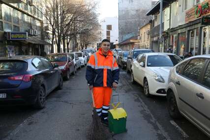 PJEVAO JE DOK JE ČISTIO ULICE BEOGRADA Radnik Gradske čistoće oduševio u "Zvezdama Granda", odabrao Cecu za mentora