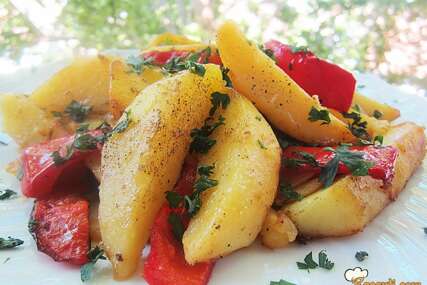 Jednostavno, zasitno i puno okusa: Recept za mirisne pečene krompire s paprikom