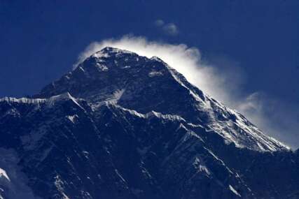 Snijeg paralisao Everest: Srušio se spasilački helikopter, ne zna se sudbina zaglavljenih planinara