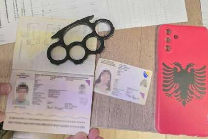 Pripadnici MUP-a Srbije zadržali državljane BiH zbog maskice sa albanskim simbolom i boksera