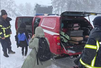 Nevrijeme u Srbiji: Dva autobusa s 88 učenika zaglavljena u snijegu - svi evakuisani (FOTO)