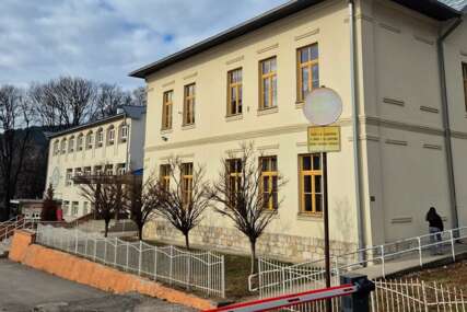 Škola izbacila dvojicu učenika zbog nasilja nad profesoricom