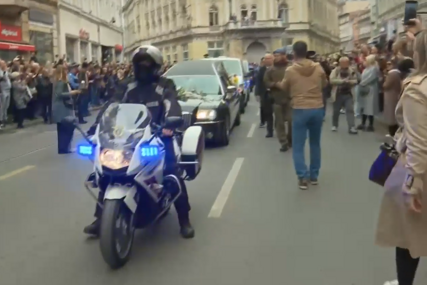 Tužna povorka: Suze i posljednji aplauz za Halida Bešlića odzvanjaju ulicama Sarajeva