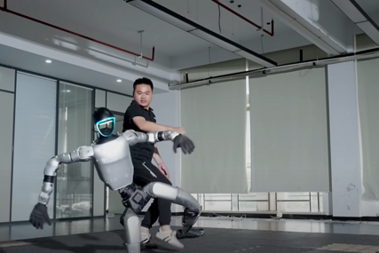Robot izdržao teške batine, nije ostao na podu (VIDEO)