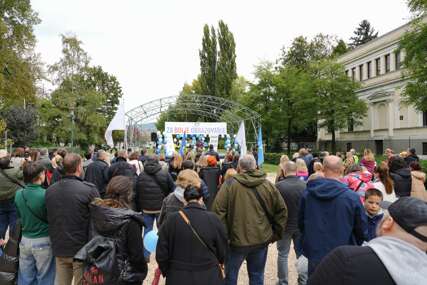 Prosvjetari održali protestnu “Šetnju za bolje obrazovanje”: Nadležni ignorišu riječ struke! (FOTO)