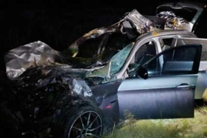 Pogledajte kako izgleda BMW u kojem je poginuo 19-godišnjak kod Livna: "Udarili u krave na putu"