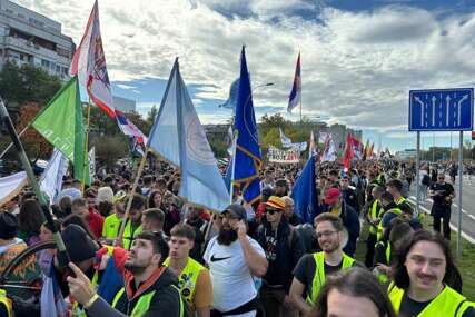 Oko 4.000 studenata od jutros u protestnoj šetnji od Beograda prema Novom Sadu
