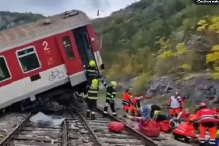 Sudar dva voza u Slovačkoj: Povrijeđeno najmanje 100 ljudi (VIDEO)
