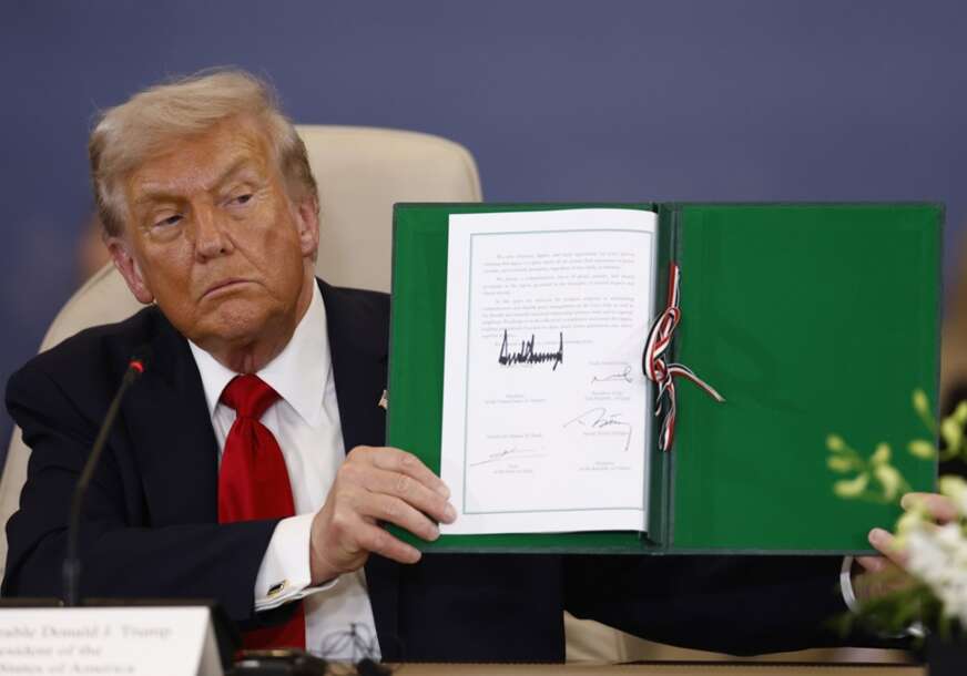 FOTO: EPA/YOAN VALAT / POOL