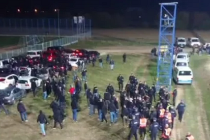 (VIDEO) Horde zla se potukle s policijom nakon susreta u Bijeljini