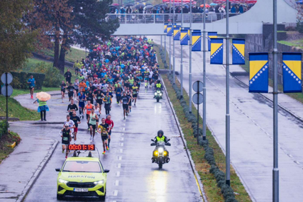 Ulicama Tuzle trčalo hiljade trkača, Matija Ivaković i Emina Begović najbrži maratonci