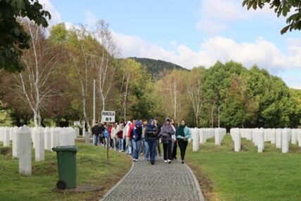 Više od 600 učenika iz Sarajeva posjetilo Memorijalni centar Potočari - Srebrenica