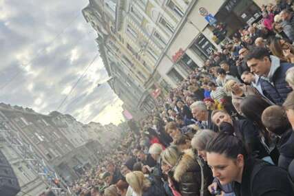 Građani širom BiH, regije i svijeta se opraštaju od Halida: Hiljade ljudi se okupilo ispred Vječne vatre u Sarajevu (FOTO+VIDEO)