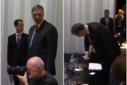 Vučić u Danskoj nije imao mjesto u sali pa polomio stolicu
