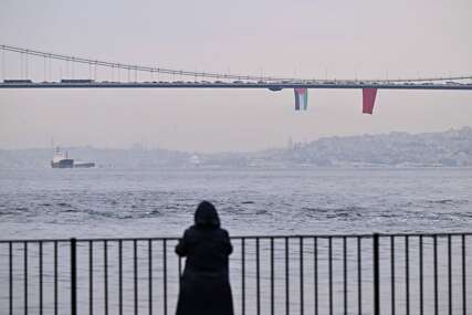 Palestinske zastave na mostovima u Istanbulu u znak podrške Gazi