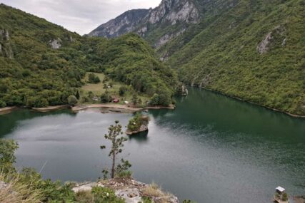 Bosnainfo donosi priču o plovidbi jednim od najdubljih kanjona na svijetu