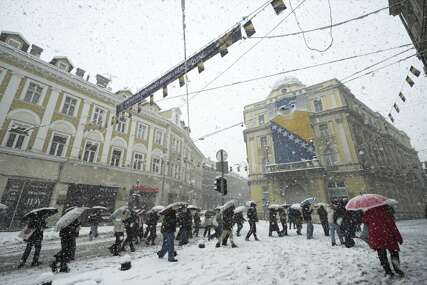 Prvi sezonski snijeg zabijelio Sarajevo (FOTO)