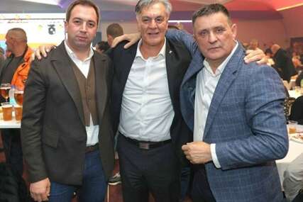 Nakon snimka s "drogom": Aplauzi i zagrljaji za Đajića na mitingu SNSD-a