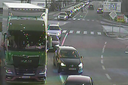 POTVRĐENO Proradio sistem na graničnim prelazima u BiH, ali kolone su kilometarske