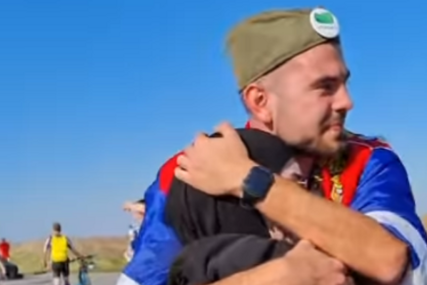 Emotivan susret studenata Nadije i Save: Ona sa hidžabom, on sa šajkačom, ali njihov zagrljaj RUŠI SVE PREDRASUDE (VIDEO)