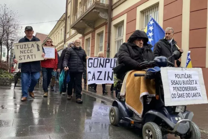 Protest penzionera u Tuzli: Penzije moraju rasti