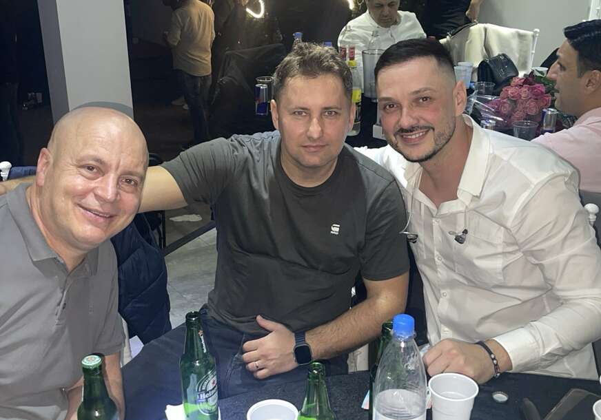 FOTO: SEMIR JAHIĆ SA SVOJIM MUZIČARIMA