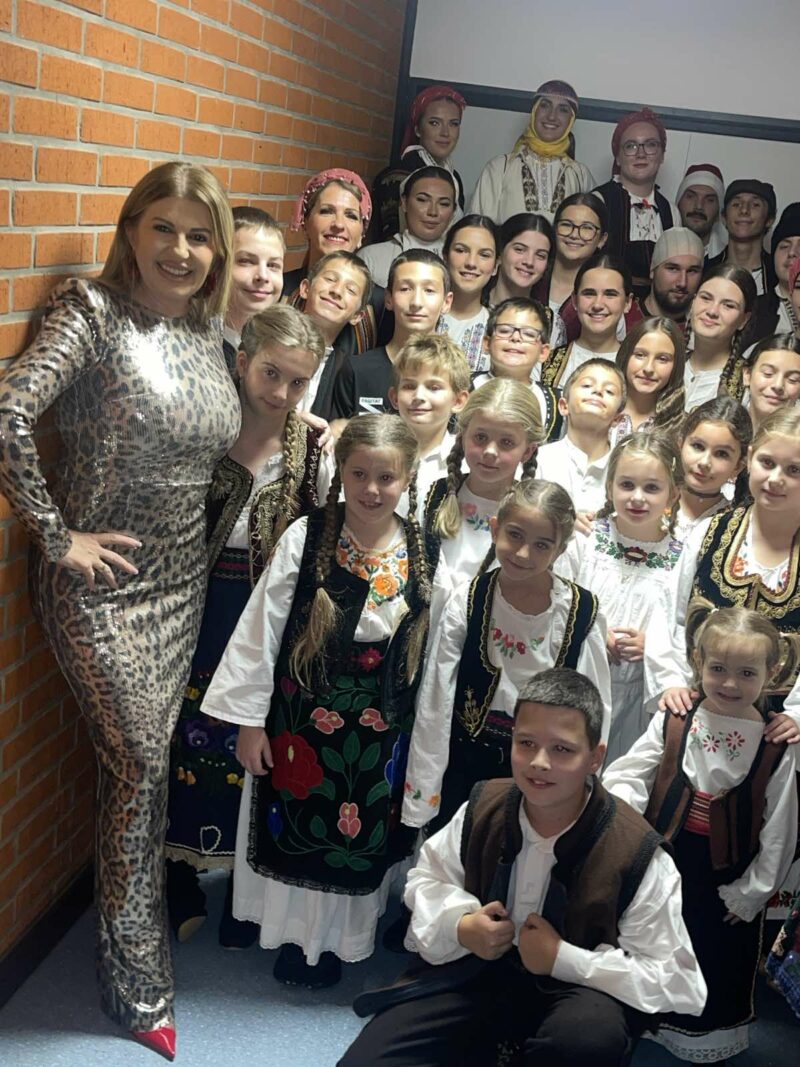 FOTO: VIKI SA FOKLORAŠIMA