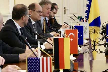 Amerikanci tražili od Schmidta da podnese ostavku