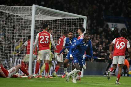Arsenal imao sat vremena igrača više i nije uspio pobijediti Chelsea u derbiju Londona