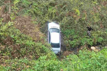 Automobil sletio u provaliju duboku 20 metara kod Konjica, vozač imao ludu sreću!