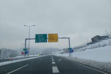 STANJE NA CESTAMAU toku je sanacija kosine na magistralnom putu Sarajevo - Tuzla, zbog čega se...