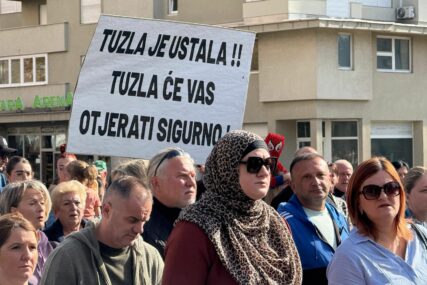 Veliki protesti u Tuzli, građani ljuti i uzvikuju: "Pedofili napolje!"
