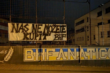 BH Fanaticosi istakli parole protiv saveza širom BiH: Ostavili poruku i ispred zgrade Nogometnog saveza