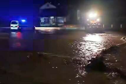 (VIDEO) VODA UGROZILA DOMAĆINSTVA Izlila se rijeka, poplava došla do kuća
