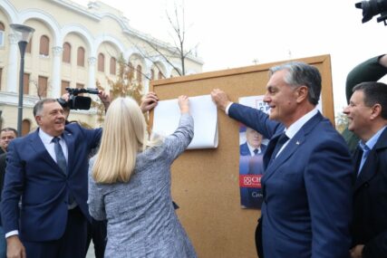 Dodik zalijepio prvi plakat Siniše Karana u Banjoj Luci