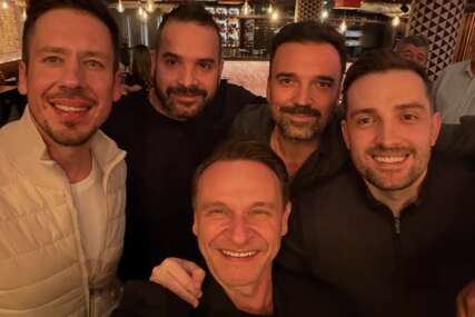 FILIP, NIKOLA, MIRZA I IVAN ZAJEDNO U KAFANI Došli da podrže Enisa, a on je postao "neko i nešto..."