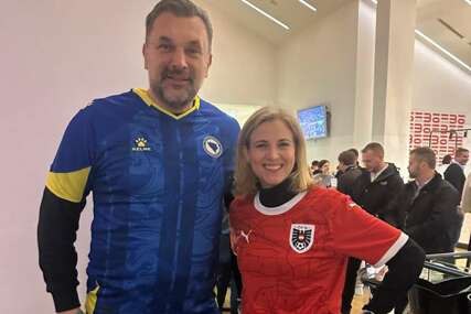 Konaković i ministrica Beate Meinl-Reisinger na utakmici između Austrije i BiH