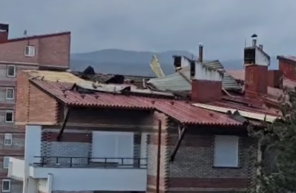 (VIDEO) Jak vjetar otkinuo dio krova sa zgrade u Bugojnu