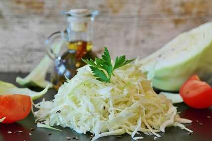 Salata od kupusa je najbolja ako dodate ovaj sastojak, čini čuda za ukus!