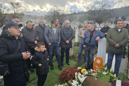 Prijatelji Halida Bešlića došli na njegov mezar za njegov rođendan
