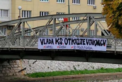 U Sarajevu osvanuo transparent "Vlada KS, otkažite utakmicu"