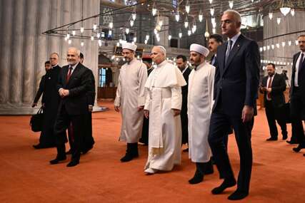 Papa Lav pokazao poštovanje i izuo se prilikom posjete Plavoj džamiji u Istanbulu (FOTO)