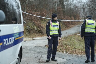 Sjekirom ubio majku i očuha, teško ozlijedio polubrata. Osuđen je na 50 godina zatvora